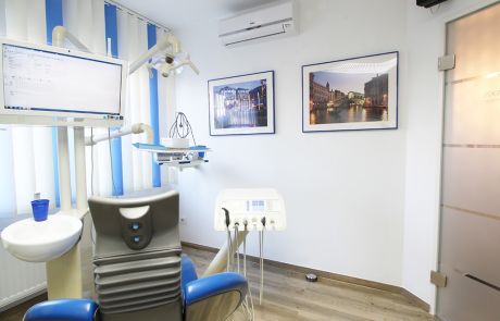 Zahnarztpraxis Krecker Behandlungsraum 1 linke Ansicht